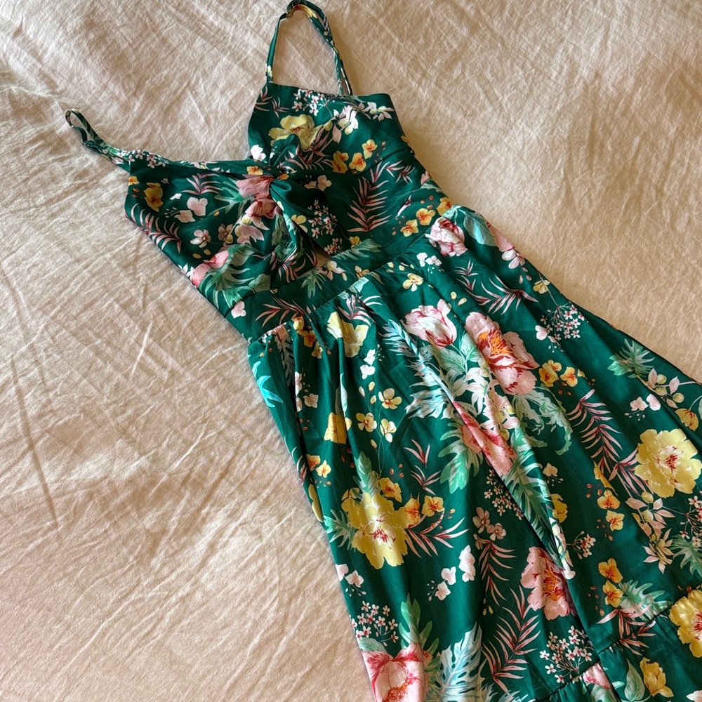 CUPSHE - Keyhole Dress